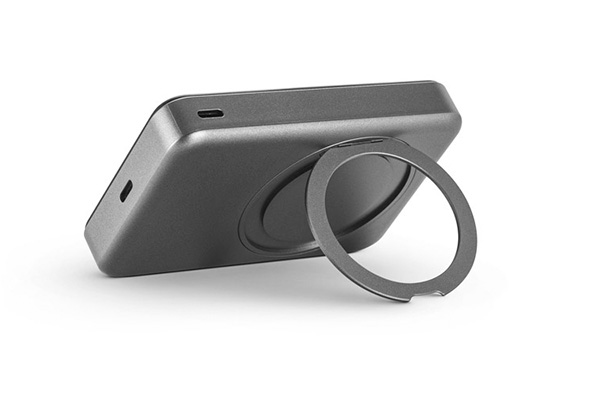 powerbank sort stående 2