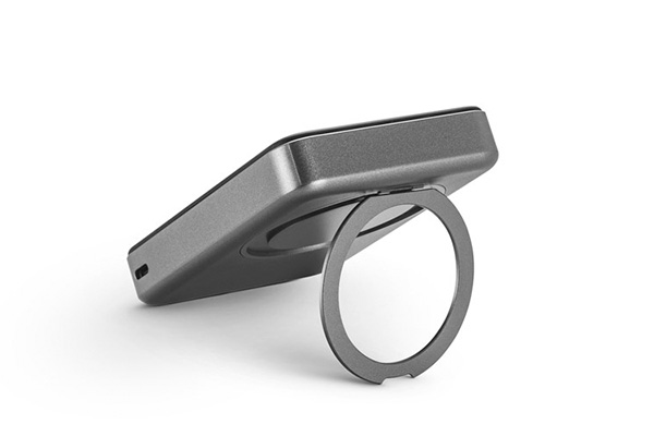 powerbank sort stående