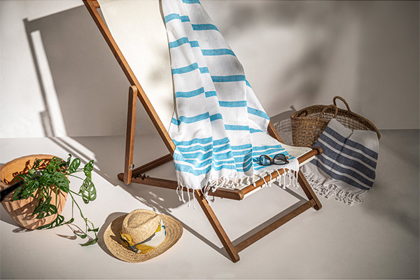 håndklæde lyseblå stol